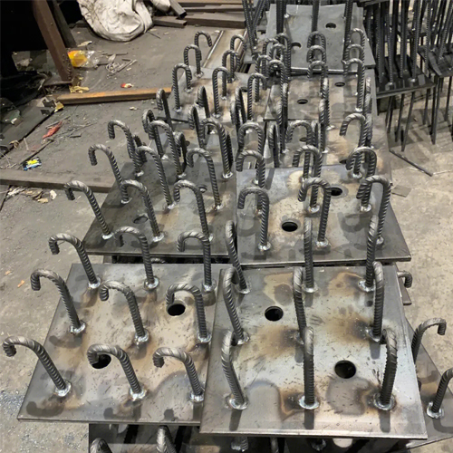 图纸中如何确定怒江预埋件的位置？