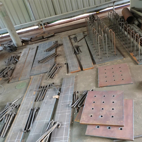 有哪些其他因素会影响怒江预埋件位置的确定？